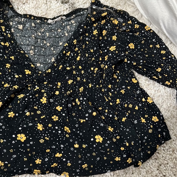 BLACK AND YELLOW FLORAL PRINT BABY DOLL CROP PUFFY SLEEVE TOP - Picture 3 of 4